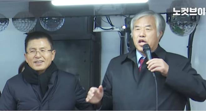 지난 20일 서울 종로구 청와대 근처 골목 '문재인 하야 범국민 투쟁본부'라는 단체의 집회 무대에 오른 자유한국당 황교안 대표(왼쪽)와 전광훈 한국기독교총연합회 회장(오른쪽) (사진=노컷브이 영상캡처)