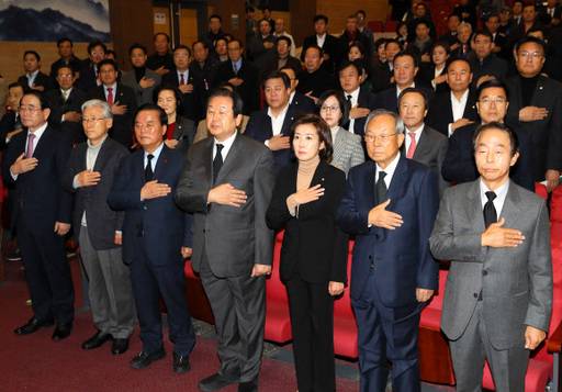 25일 서울 영등포구 국회 의원회관에서 열린 김영삼 대통령 서거 4주기 추모 행사에서 김현철 김영삼민주센터 상임이사, 박관용 전 국회의장, 나경원·김무성·정갑윤·여상규 한국당 의원(오른쪽부터)&nbsp;등이 국민의례를 하고 있다. 연합뉴스