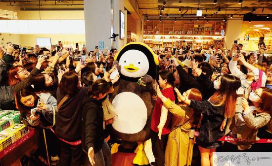 황금 알을 낳는 유튜브 스타로 등극한 펭수. 팬 사인회를 열고 타 방송사에서 이적 제안도 받았단다.