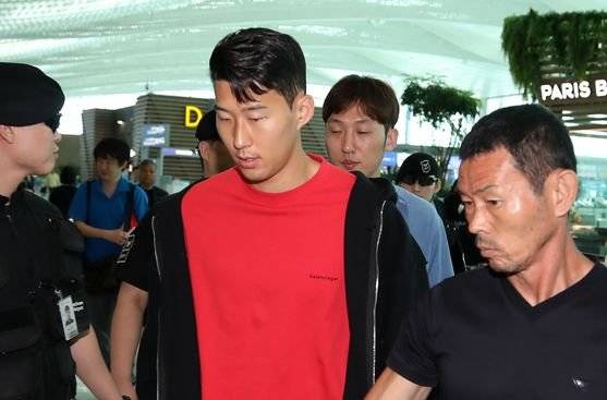 2018년 9월 12일 인천국제공항 제2여객터미널에서 출국하는 손흥민과 아버지 손웅정 감독. [뉴스1]