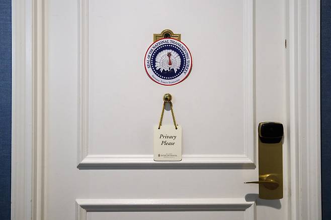 미국 추수감사절 칠면조 사면식에 선택 받은 칠면조 브레드와 버터가 머물고 있는 워싱턴 윌라드 인터컨티넨탈 스위트 룸 문에 25일(현지시간) '프라이버시 요청' 문구가 걸려 있다. [AP=연합뉴스]