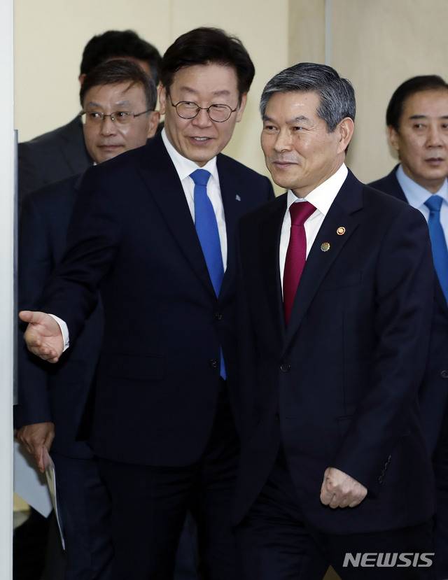 [의정부=뉴시스]최동준 기자 = 정경두 국방부 장관이 26일 경기 의정부시 경기도북부청사에서 열린 '국방부-경기도 접경지역 지자체장 간담회'에 참석하며 이재명 경기도지사의 안내를 받고 있다. 2019.11.26. photocdj@newsis.com