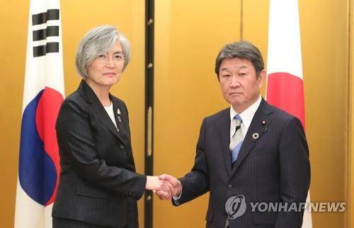 (나고야=연합뉴스) 김주성 기자 = 주요 20개국(G20) 외교장관회의에 참석한 강경화 외교부 장관이 지난 23일 일본 나고야관광호텔에서 모테기 도시미쓰 일본 외무상과 악수하고 있다.