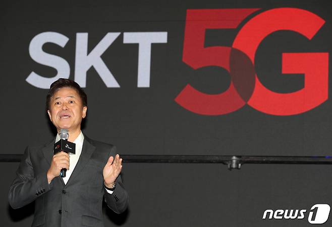 박정호 SK텔레콤 사장이 3일 서울 중구 을지로 SKT타워 로비에서 열린 '5GX 서비스 론칭쇼'에서 세계 최초 5GX 상용화와 관련해 발언하고 있다.  2019.4.3/뉴스1 © News1 이광호 기자