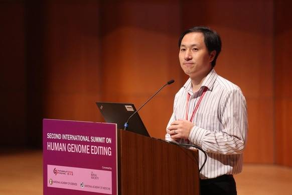 중국 선전 남방과학기술대학 소속으로 유전자 편집 기술을 적용해 쌍둥이 아기에 대해 설명하고 있는 허젠쿠이(賀建奎·34) 교수. /AP연합뉴스