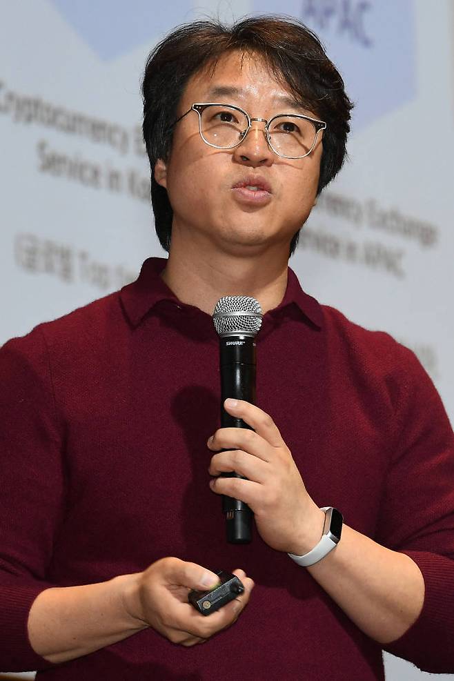 전자신문이 주최하는 제10회 스마트금융콘퍼런스가 2019, 핀테크 독립선언!을 주제로 27일 서울 여의도 전경련회관에서 열렸다. 박재현 람다256 대표가 금융과 블록체인의 만남, 어디까지 가능한가?를 주제로 발표하고 있다.