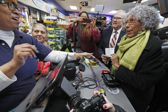 미시시피주의 이번 복권 판매는 알리스 클라크 민주당 하원의원의 오랜 노력으로 가능하게 됐다. 복권 판매 첫날 클라크 의원이 스크레치 복권을 구입한 뒤 들어보이고 있다. [AP=연합뉴스]