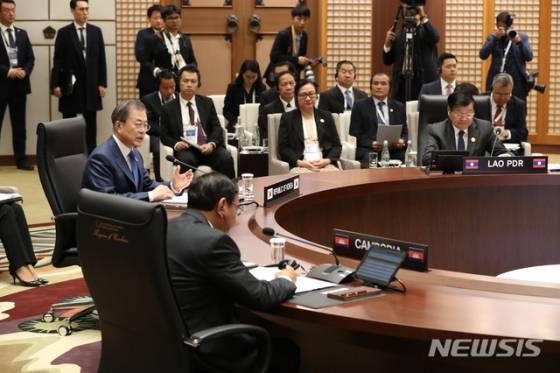 [부산=뉴시스]배훈식 기자 = 문재인 대통령이 27일 오전 부산 누리마루 APEC하우스에서 열린 제1차 한-메콩 정상회의에 참석해 발언하고 있다. 2019.11.27.   dahora83@newsis.com