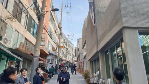 중림창고(오른쪽 건물)와 그 맞은편의 성요셉아파트 [촬영 김지헌]