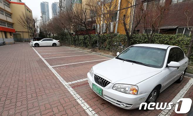 한 초등학교 주차장에 차량이 주차되어 있는 모습(사진은 기사와 직접적인 관련 없음)/뉴스1 DB© News1 박세연 기자