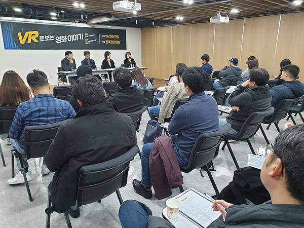 관객과의 대화 시간. 김시연 감독이 관객의 질문에 대답을 하고 있다.