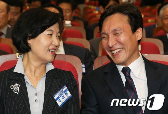 지난 2016년 10월19일 서울 여의도 국회 의원회관에서 열린 중앙위원회의에서 김민석 당시 민주당 대표(오른쪽)가 추미애 더불어민주당 대표와 대화를 나누고 있다. /사진=뉴스1