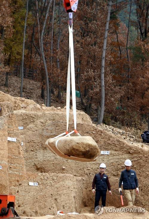 비화가야 뚜껑돌 (창녕=연합뉴스) 박정헌 기자 = 28일 오전 경남 창녕군 창녕읍 교동과 송현동 고분군에서 크레인을 이용해 비화가야 지배자 무덤 뚜껑돌을 들어올리고 있다. 2019.11.28 home1223@yna.co.kr