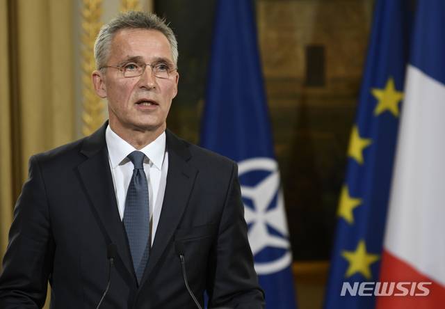 [파리=AP/뉴시스] 나토의 옌스 스톨텐베르그 사무총장이 28일 정상회의를 앞두고 방문한 프랑스 엘리제궁에서 마크롱 대통령과 공동기자회견을 하고 있다. 뒤에 나토 기가 보인다.  2019. 11. 29.