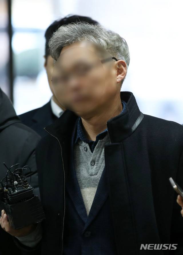 [서울=뉴시스] 고범준 기자 = 무인가 휴대전화 감청 장비를 납품받아 대규모 불법감청을 실시한 옛 국군기무사령부(기무사) 출신 예비역 중령 이모씨가 구속 전 피의자 심문(구속영장실질심사)을 받기 위해 29일 오전 서울 서초구 서울중앙지법으로 출석하고 있다. 2019.11.29. bjko@newsis.com