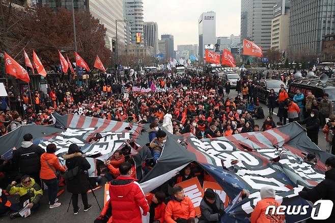 민중당 당원들이 30일 오후 서울 종로구 미대사관 앞에서 열린 ‘한미동맹 파기, 주권회복, 방위비 분담금 강요 미국 규탄 민중당 결의대회’에서 성조기를 찢는 퍼포먼스를 하고 있다. 2019.11.30/뉴스1 © News1 오대일 기자