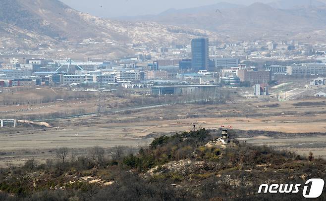 3일 경기 파주시 장단면 도라산전망대에서 바라본 북한 초소와 군인, 그 너머로 개성공단이 보인다. 2019.4.3/뉴스1 © News1 안은나 기자