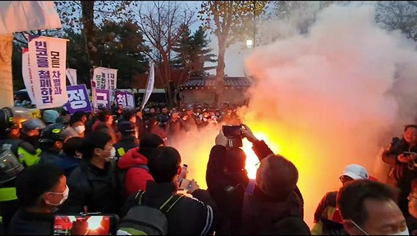 30일 ‘전국 민중대회’ 참가자들이 서울 종로구 청와대 앞에서 횃불을 들자 경찰이 진화에 나서고 있다. /김윤수 기자