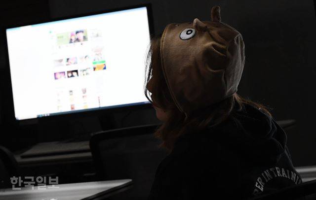 SNS에 연재하던 만화를 모아 ‘지하철에서 옆자리에 흑인이 앉았다’라는 책을 펴낸 예롱 작가가 지난 13일 서울 중구 한국일보 사옥에서 연재 중 자신이 겪은 악성 댓글에 대한 이야기를 하고 있다. 악플에 시달렸던 그는 첫 번째 북콘서트를 앞두고 신상털이에 대한 두려움 때문에 자신의 만화 캐릭터 모자를 특별히 마련했고, 인터뷰 자리에도 이 모자를 쓰고 나타났다. 서재훈 기자