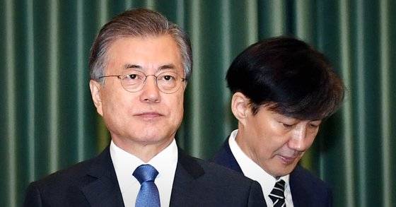 문재인 대통령(왼쪽)이 9월 9일 오후 청와대 본관에서 열린 장관 임명장 수여식에서 조국 법무부 장관에게 임명장을 수여한 뒤 기념촬영하고 있다. [청와대사진기자단]