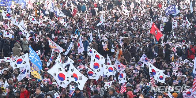 [서울=뉴시스]전신 기자 = 범국민투쟁본부 등 보수단체 회원들이 30일 서울 세종대로 일대에서 문재인 대통령 퇴진을 촉구하는 집회를 하고 있다. 2019.11.30.  photo1006@newsis.com