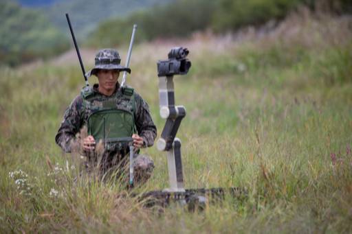 육군 드론봇전투단 부대원이 로봇을 조작해 주변 지역을 살피고 있다. 육군 제공