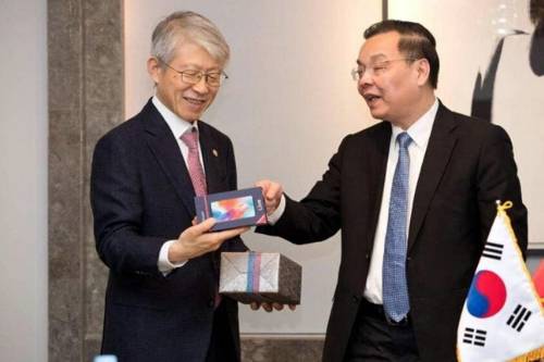 베트남 스마트폰 선물 받는 최기영 과기부 장관(왼쪽) [베트남 온라인 매체 '기술' 웹사이트 캡처]