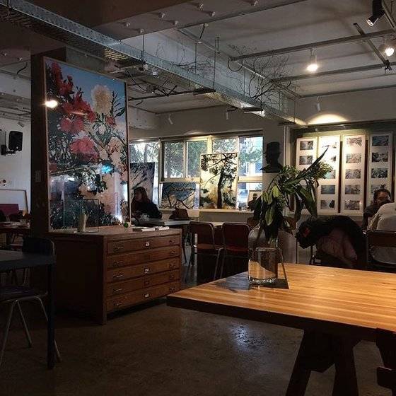 성수동 '자그마치.' 인쇄 공장 1층을 개조해 만든 카페 겸 복합 문화 공간이다. [사진 자그마치]