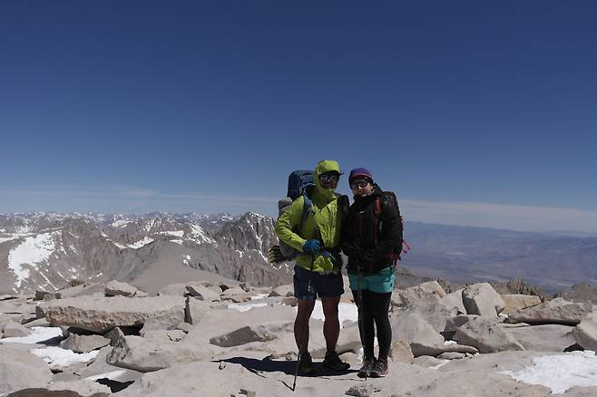 지난 2016년 휘트니산에서 올린 둘만의 결혼식. [사진 두두부부]