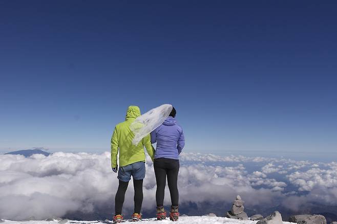 두 사람은 의미있는 장소마다 웨딩촬영을 한다. 2016년 자전거로 오른 멕시코 최고봉 오리사바산에서. [사진 두두부부]