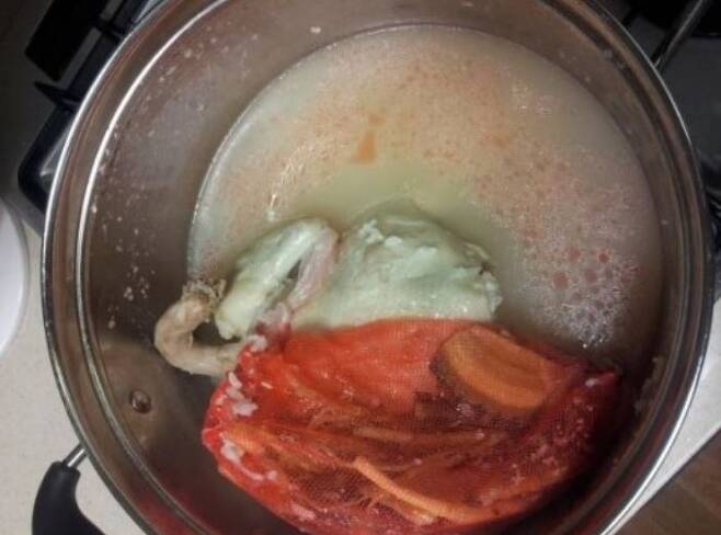 한 누리꾼이 양파망에 재료를 넣어 삼계탕을 끓였다면서, 육수가 붉게 물들었다고 글을 썼다. /사진=네이버 지식인 캡처