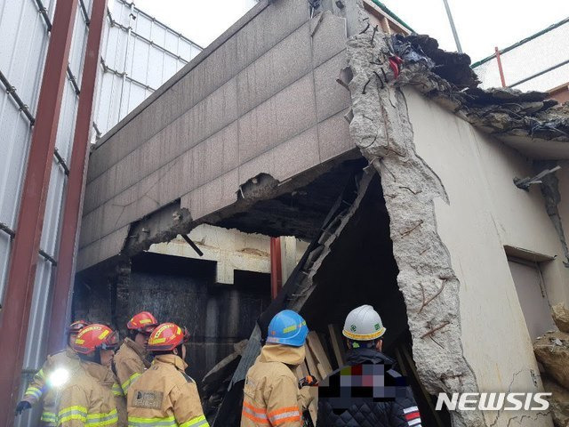 [과천=뉴시스] 박석희 기자 =  1일 오전 9시43분께 과천시 중앙동 한 오피스텔 건물 철거작업중 지붕 붕괴 현장.(사진=경기소방재난본부 제공)