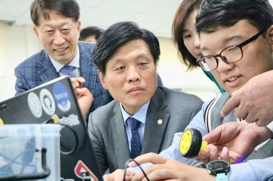 지난 10월 14일 대전시교육청 국정감사에서 나선 국회 교육위원회 소속 더불어민주당 조승래 국회의원이 대덕소프트웨어마스터고에서 학생이 실험하는 모습을 지켜보고 있다. [사진 조승래 의원실]