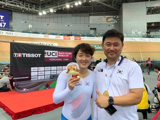 사이클 국가대표 이혜진이 1일 홍콩에서 열린 2019-2020 국제사이클연맹(UCI) 트랙 사이클 월드컵 3차 대회 여자 경륜 금메달을 따냈다. 이혜진과 엄인영 사이클 국가대표팀 감독. [사진 대한자전거연맹]