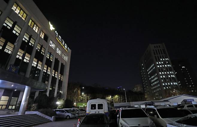 검찰이 백원우 전 청와대 민정비서관 밑에서 행정관으로 근무했던 검찰 수사관의 사망 사건과 관련해 2일 서초경찰서를 압수수색 했다. 2일 밤 서울 서초경찰서 길 건너편에 위치한 서울고검과 서울중앙지검. [연합]