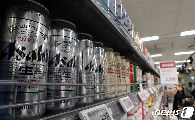 서울 시내 한 대형마트에 일본맥주가 진열돼 있다.  /뉴스1 © News1 황기선 기자