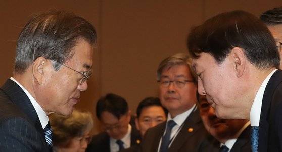 문재인 대통령과 윤석열 검찰총장이 지난달 8일 오후 청와대에서 열린 반부패정책협의회에서 인사하고 있다. 청와대사진기자단