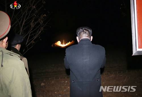 【서울=뉴시스】북한 김정은 국무위원장이 29일 새벽 평양인근에서 신형 대륙간탄도미사일(ICBM)급 화성-15형 미사일 발사 현장을 찾아 참관했다고 밝혔다. 2017.11.30. (출처=조선중앙TV)    photo@newsis.com  <저작권자ⓒ 공감언론 뉴시스통신사. 무단전재-재배포 금지.>