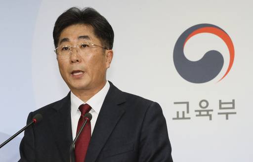 성기선 한국교육과정평가원장이 3일 오전 정부세종청사에서 2019학년도 대학수학능력시험 성적 분석 결과를 발표하고 있다. 세종=뉴시스