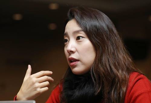 인터뷰하는 소프라노 황수미 (서울=연합뉴스) 이재희 기자 = 소프라노 황수미가 서울 서초구 예술의전당에서 연합뉴스와 인터뷰를 하고 있다. 2019.12.3  scape@yna.co.kr