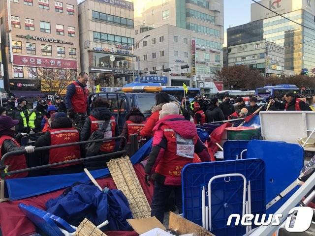 4일 오전 7시 서울 동작구의 노량진역 광장에서 구 노량진수산시장 상인들과 행정대집행 나온 집행 인력들이 대치하고 있다. ⓒ 뉴스1