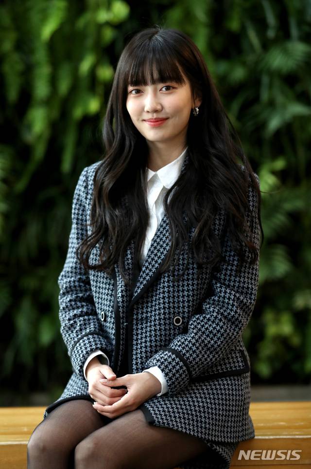 [서울=뉴시스]박진희 기자 = 배우 김지인이 3일 서울 뉴시스 본사에서 인터뷰를 마치고 사진촬영을 하고 있다. 김지인은 최근 종영한 MBC 수목미니시리즈 '어쩌다 발견한 하루'에서 SI그룹의 상속녀 '신새미' 역으로 출연했다. 2019.12.03.  pak7130@newsis.com