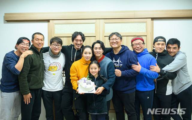 왼쪽부터 배우 박철민, 임성철, 김강현, 김민준, 이유리, 김하연, 이봉근, 조정래 감독, 김병춘, 김동완, 정무성 (사진=제이오엔터테인먼트 제공)