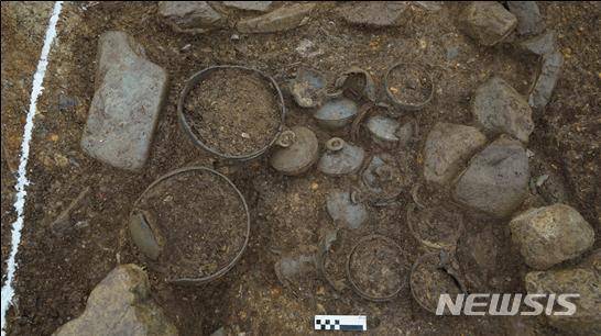 [대구=뉴시스]김정화 기자 = 대구 동구 안심창조밸리 공영주차장 조성부지에서 초기철기 시대, 삼국시대, 조선 시대의 분묘와 건물 등이 한곳에서 발견됐다. 사진은 31호 석곽묘 동단벽 출토유물. (사진 = 대구시 동구 제공) 2019.12.04. photo@newsis.com