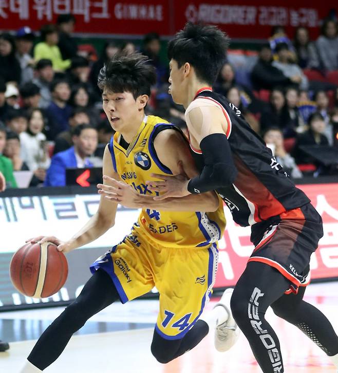 3일 부산 사직체육관에서 열린 프로농구 부산KT 대 서울삼성 경기에서 서울삼성 김진영이 드리볼을 하고 있다. 연합뉴스