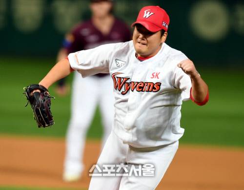 SK 김태훈이 지난 10월14일 문학 키움전에서 삼진을 잡은 뒤 기뻐하고 있다. 최승섭기자