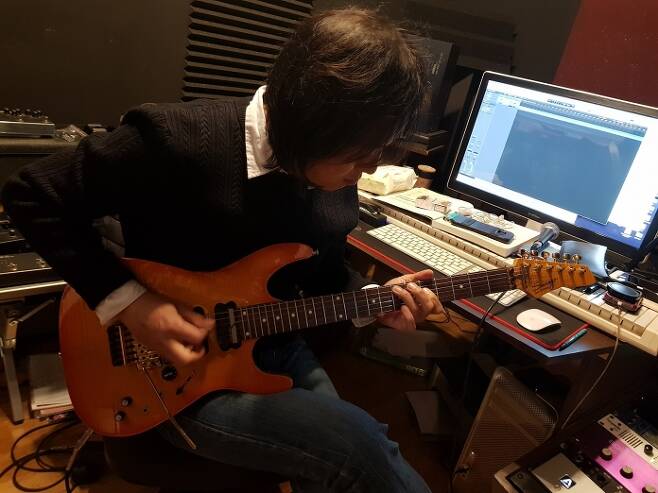 자신의 스윙 커스텀 기타로 시연을 보이고 있는 박창곤.