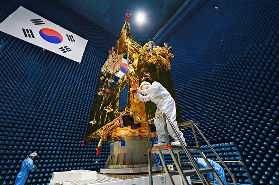 천리안위성 2B호가 대전 항공우주연구원 실험동 내에서 전자파 테스트를 받고 있다. [사진 한국항공우주연구원]