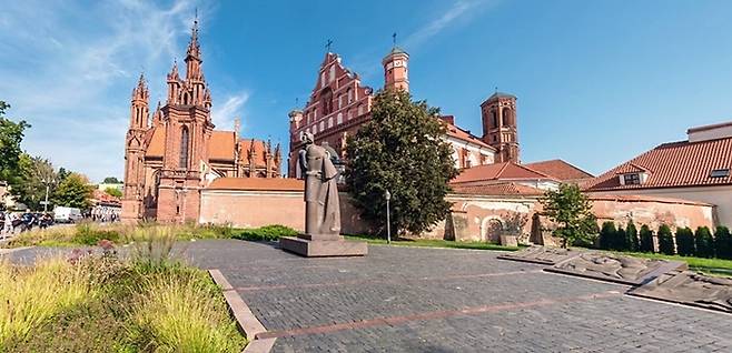 성 앤 교회 오른쪽 광장에 있는 아담 미츠키에비치의 기념비. 게디미나스 야코보니스의 작품이다. 주변에는 헨릭 쿠나가 미츠키에비치의 대표작인 시극 '선조의 밤(Dziady)'에서 고른 6개의 주제를 부조로 표현한 것. 사진=Google지도