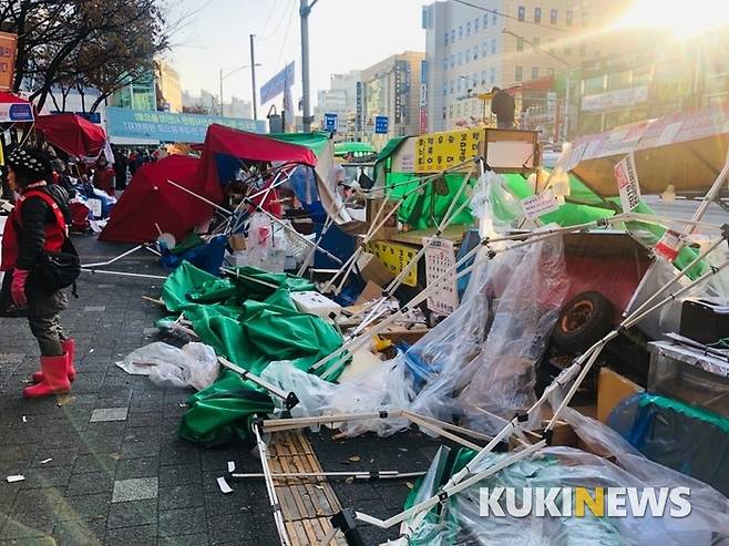 4일 오전 구청 측 행정대집행으로 망가진 천막 잔해들이 바닥에 널브러져 있다.